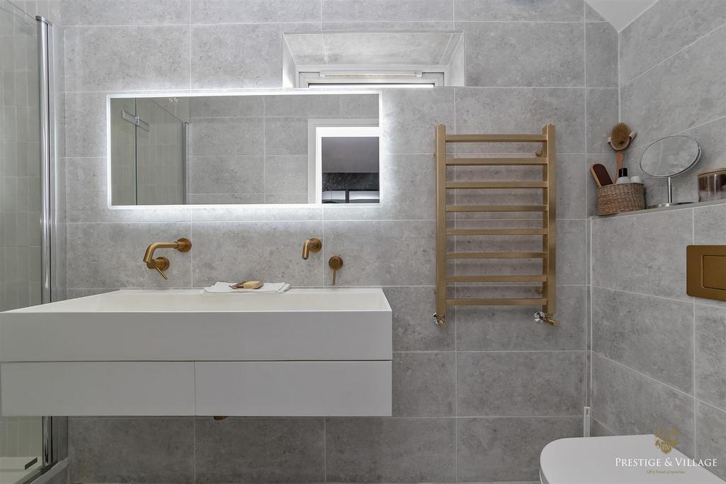 23 Ensuite 29 Cobden Hill Logo-50.JPG