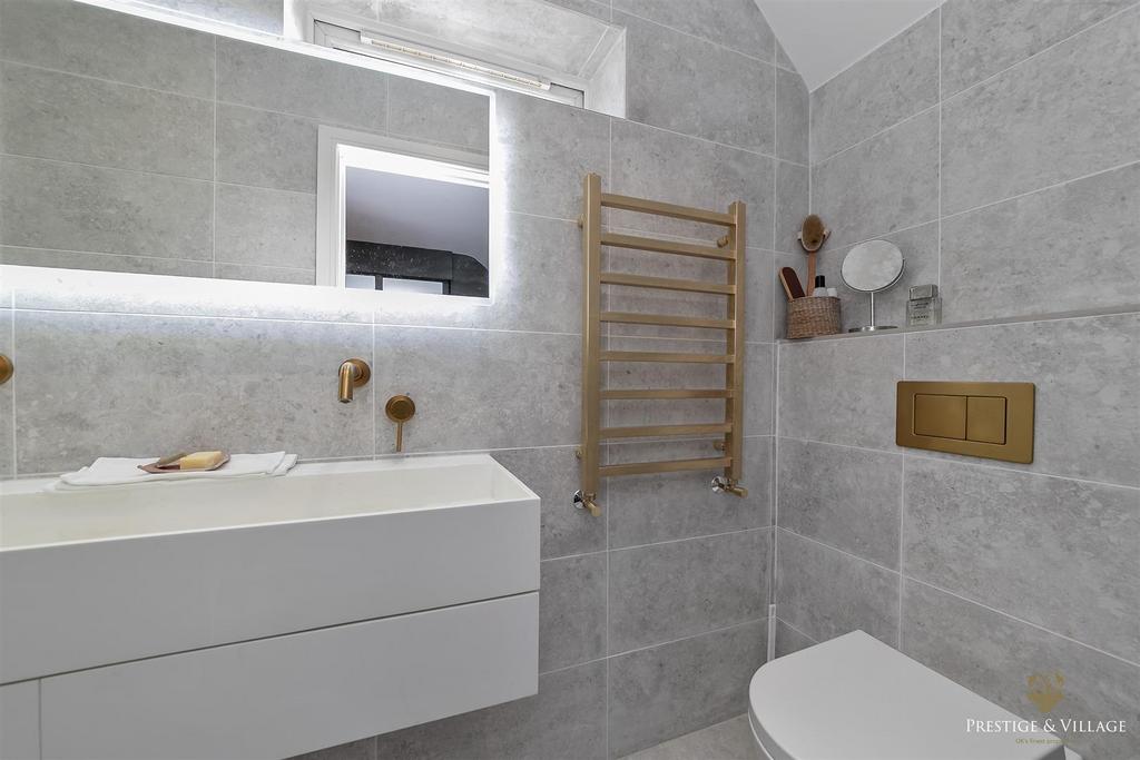 24 Ensuite 29 Cobden Hill Logo-51.JPG