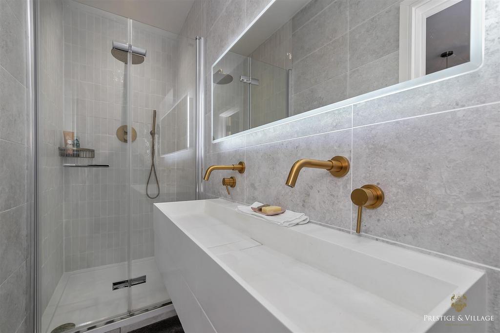25 Ensuite 29 Cobden Hill Logo-52.JPG