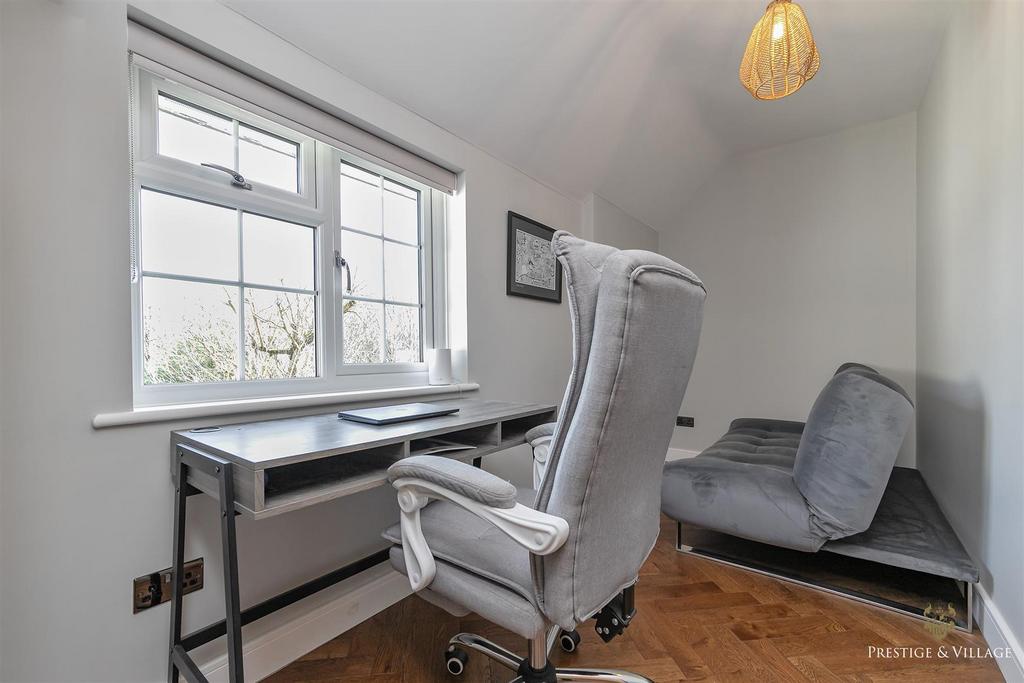 30 Bedroom 4 29 Cobden Hill Logo-44.JPG