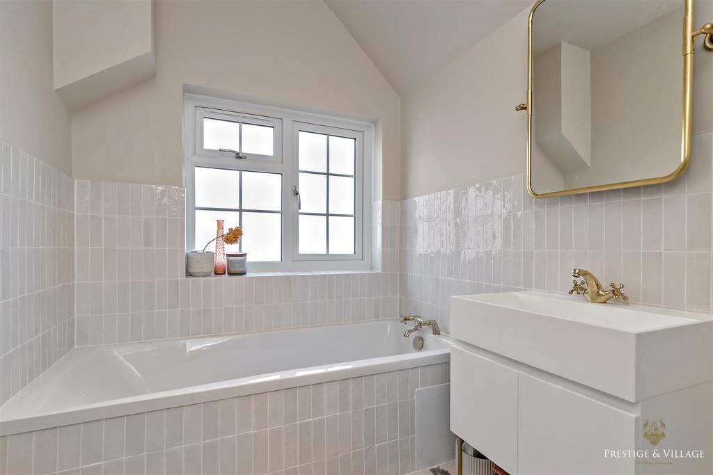 32 Family Bathroom 29 Cobden Hill Logo-57.JPG