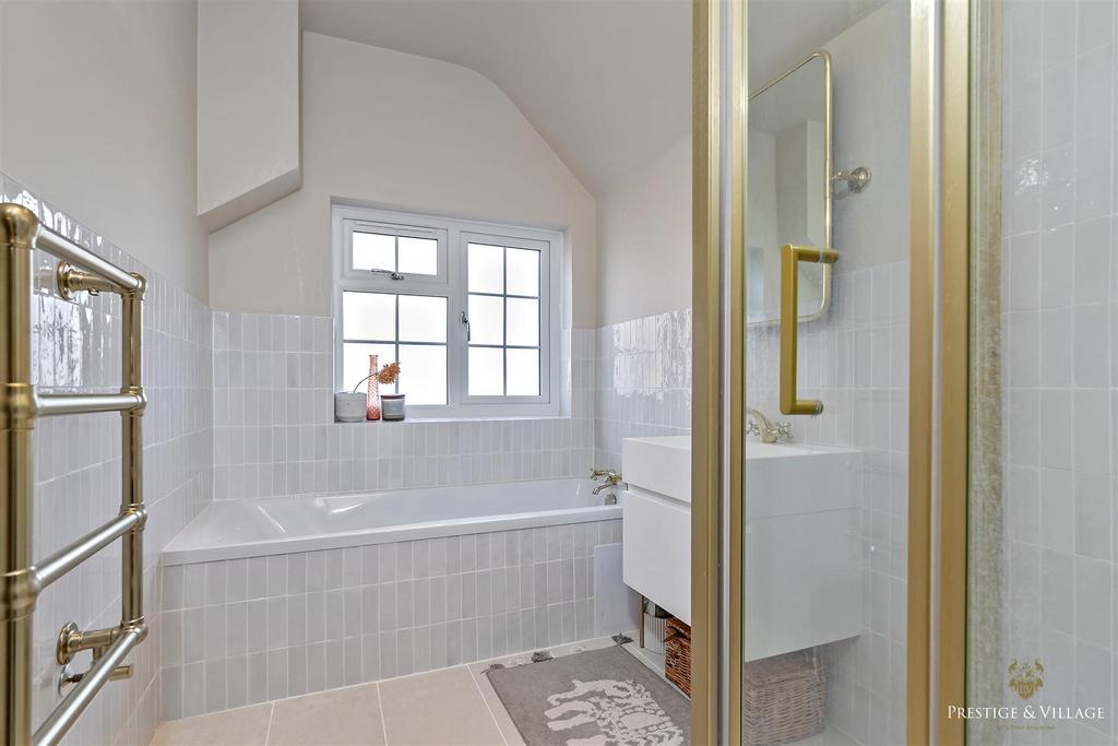 31 Family Bathroom 29 Cobden Hill Logo-56.JPG