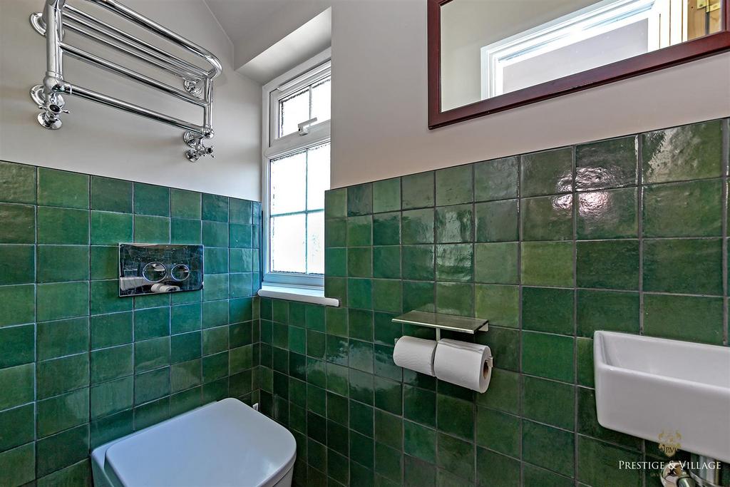 33 Upstairs WC 29 Cobden Hill Logo-46.JPG