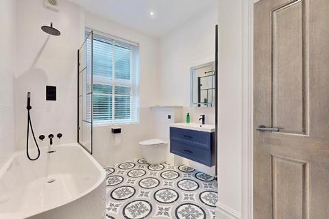 undefined, Rampart street, Aldgate, London, E1 2LA
