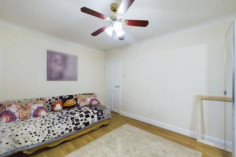 1 bedroom flat for sale, Mawney Road, Romford RM7