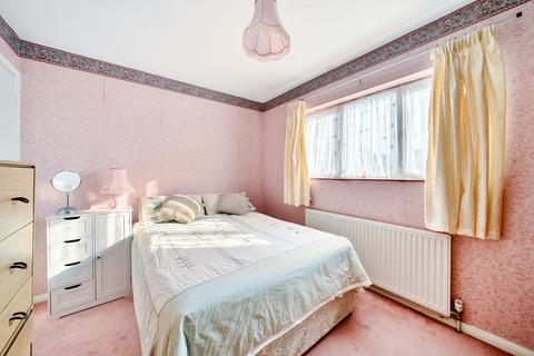 7 Roberts Close, Romford, RM3 7BT
