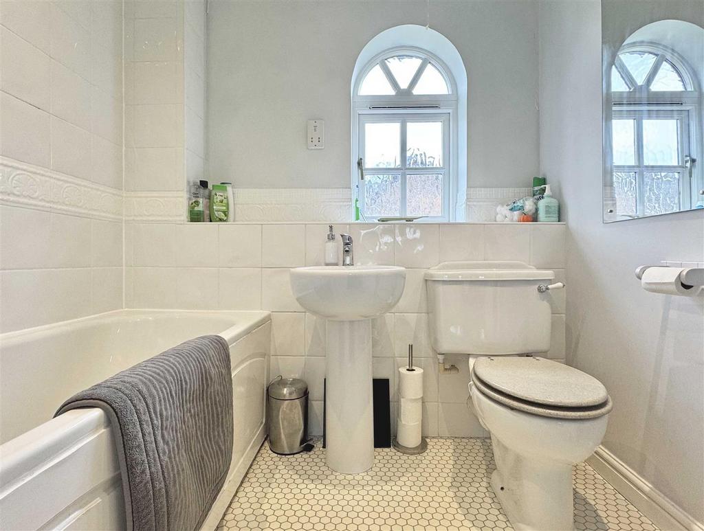 Bathroom b.jpg