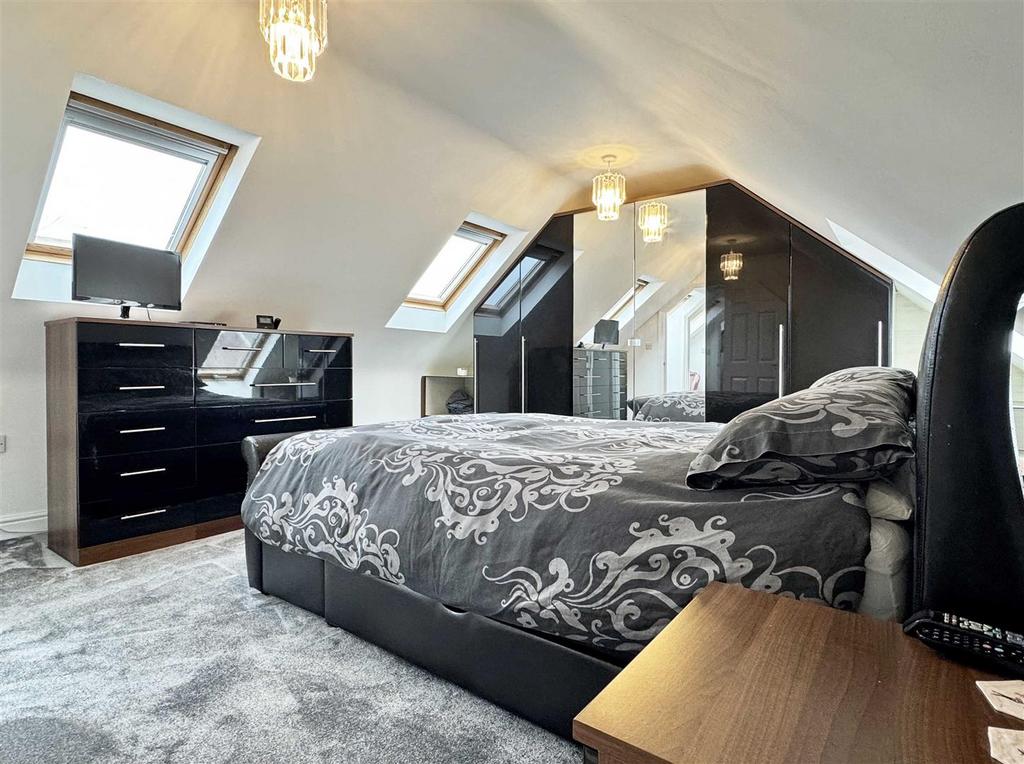 Master Bedroom b.jpg