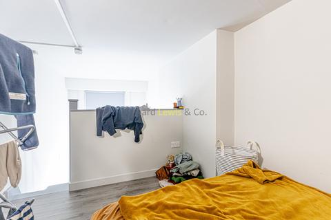 Studio to rent, Downs Road, London E5