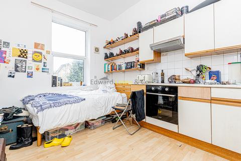 Studio to rent, Rowhill Road, London E5