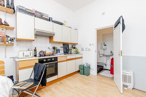 Studio to rent, Rowhill Road, London E5