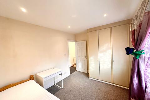 3 bedroom flat to rent, Dainton Close, Bromley BR1