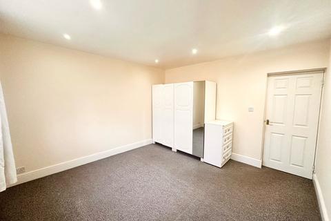 3 bedroom flat to rent, Dainton Close, Bromley BR1