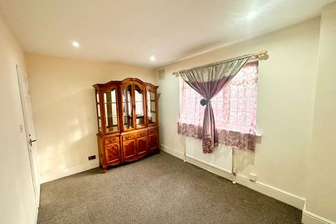 3 bedroom flat to rent, Dainton Close, Bromley BR1