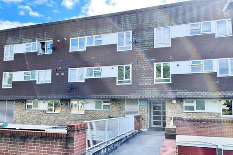 2 bedroom flat to rent, Moorfield, Harlow CM18