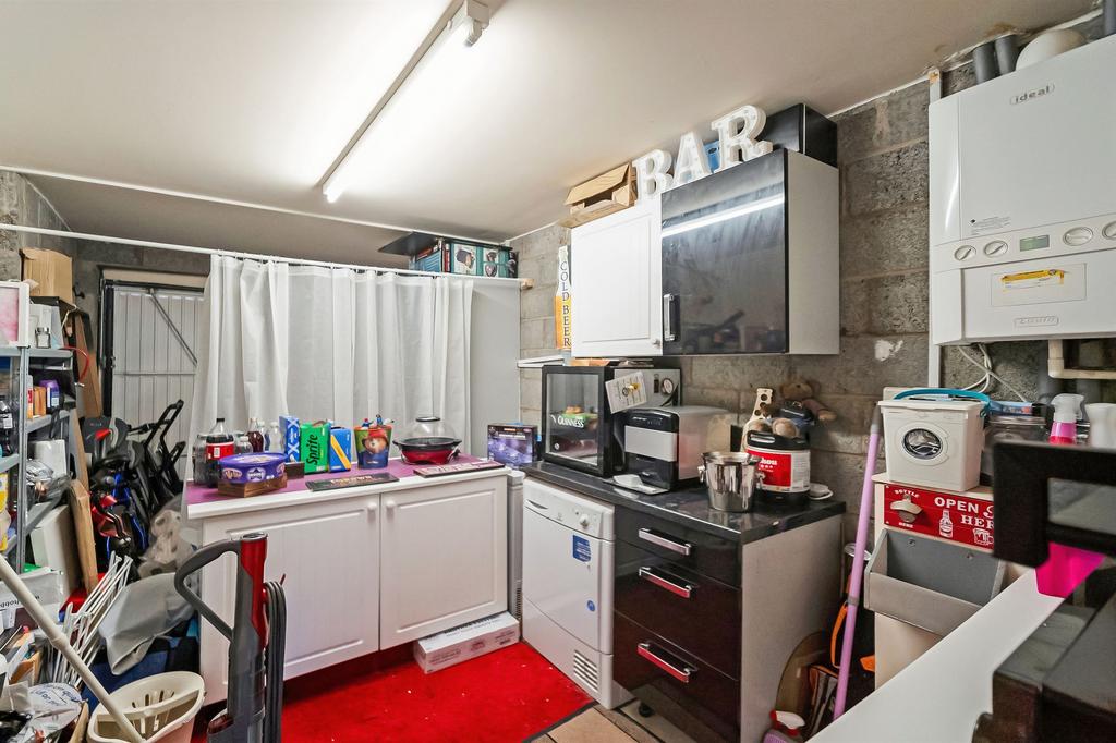 Garage/Utility room