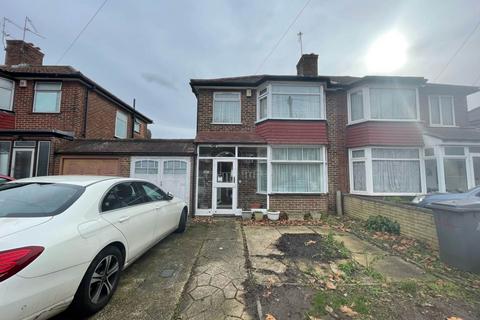 3 bedroom semi-detached house to rent, Angus Gardens, London