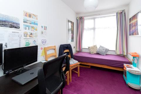 170 Broadfields Avenue, Edgware, HA8 8TF