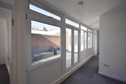 2 bedroom flat to rent, High Street, Brentford