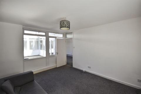 2 bedroom flat to rent, High Street, Brentford