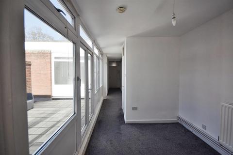 2 bedroom flat to rent, High Street, Brentford