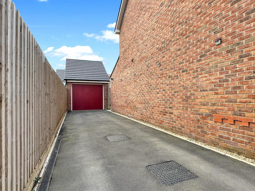 Detached Garage &amp; Multi-Car Driveway 319