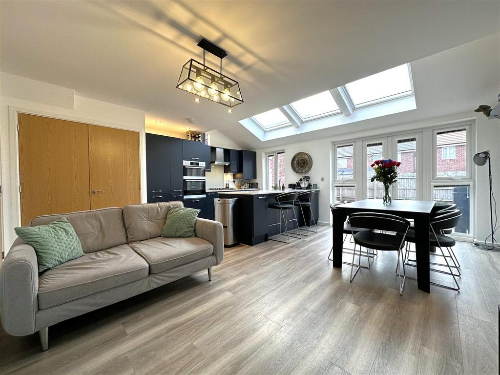 SUPERB OPEN-PLAN Living/Dining Space 262