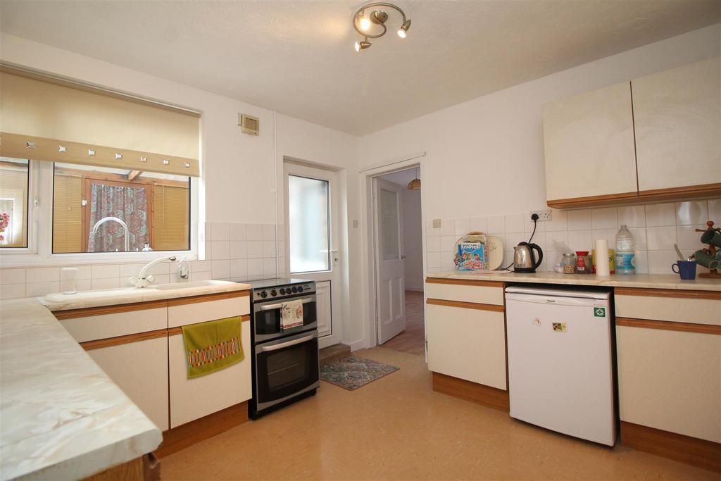 Kitchen 2 .JPG