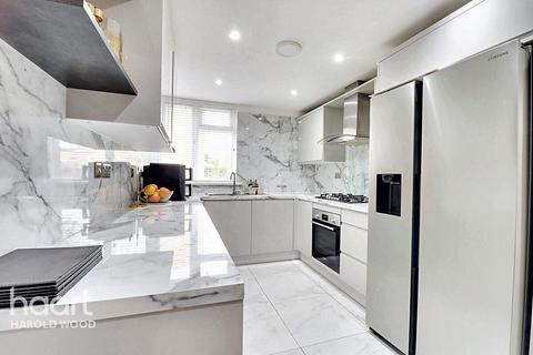 3 bedroom terraced house for sale, Harebell Way, Romford