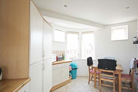 2 bedroom flat to rent, Staines Road, Twickenham TW2