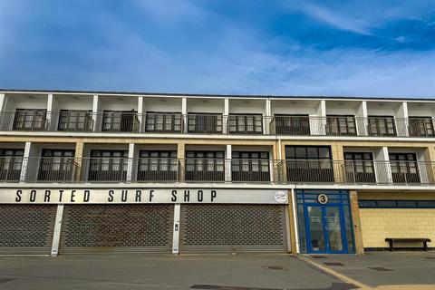 Studio for sale, Overtstrand, Boscombe pier, Boscombe