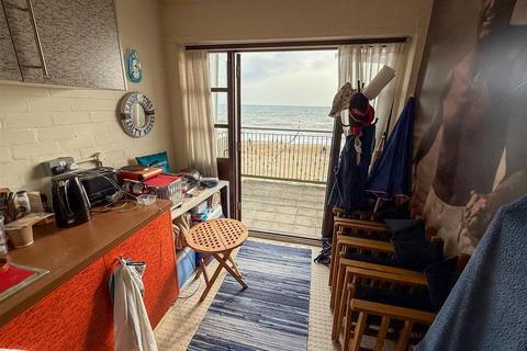 Studio for sale, Overtstrand, Boscombe pier, Boscombe