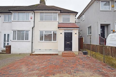 4 bedroom end of terrace house to rent, Binland Grove, Chatham