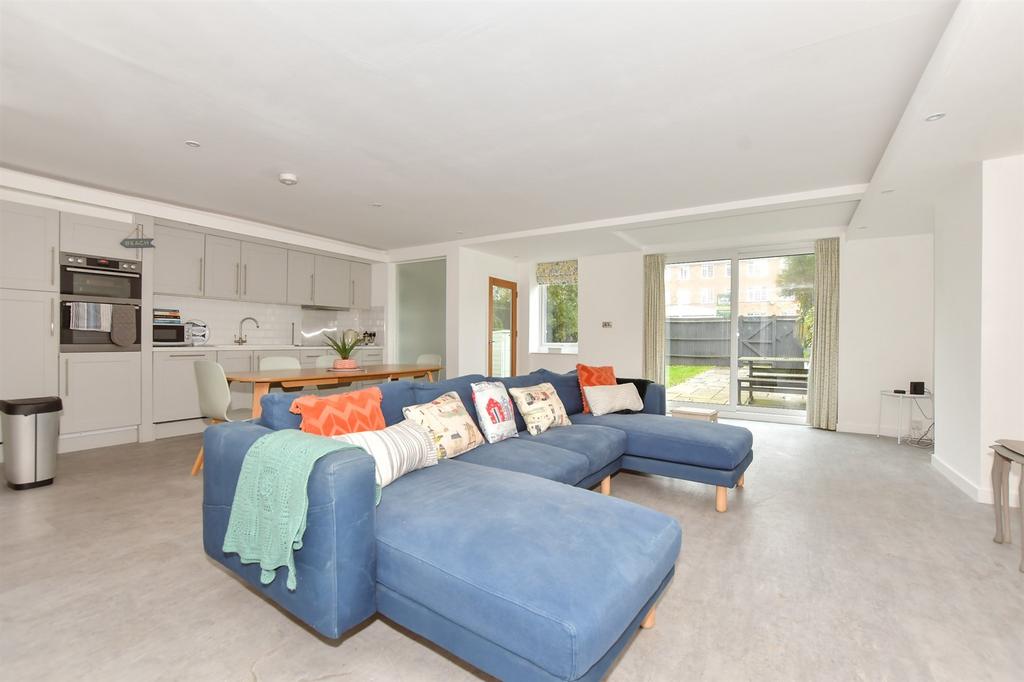 Lounge/Kitchen