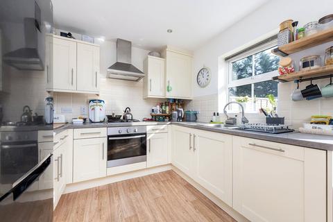 4 bedroom end of terrace house for sale, Broadway, Woking GU21