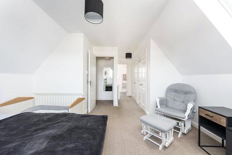 4 bedroom end of terrace house for sale, Broadway, Woking GU21