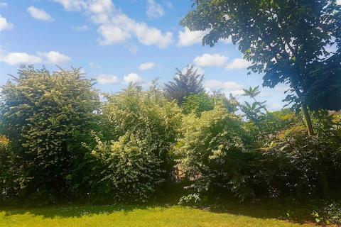 1 bedroom ground floor flat for sale, High Road, Romford RM6