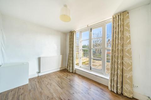 2 bedroom flat for sale, Endlesham Road, Balham