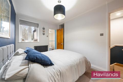 2 bedroom terraced house for sale, Avenue Road, London