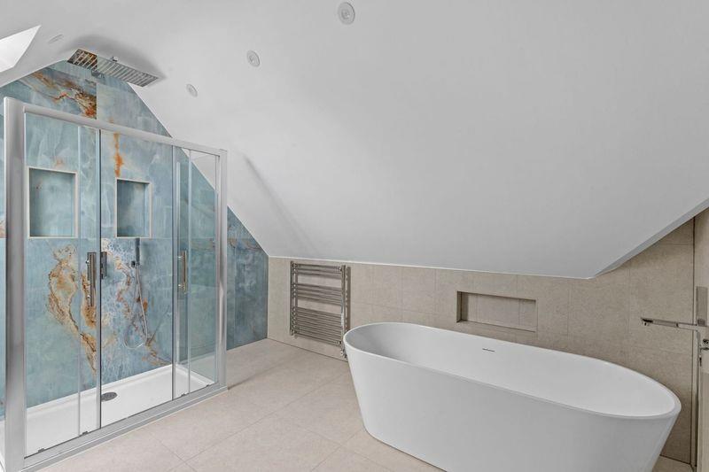 Top floor bathroom with bath.jpeg