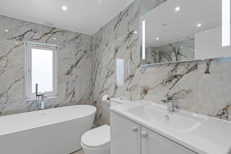Ensuite main bedroom.jpeg