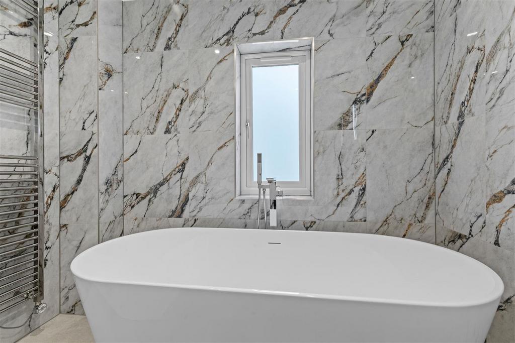 Free standing ensuite main bedroom.jpeg