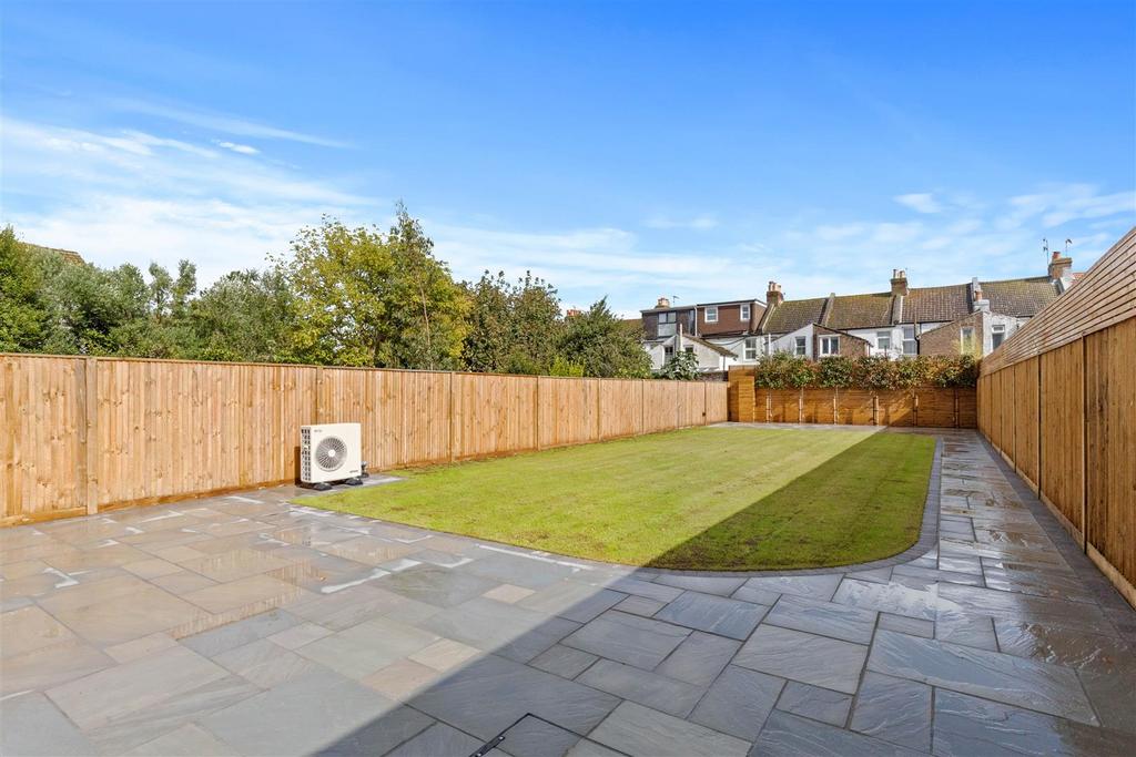 Rear garden pic 1.jpeg