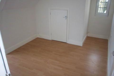 2 bedroom flat to rent, Cobham Road, Westcliff On Sea