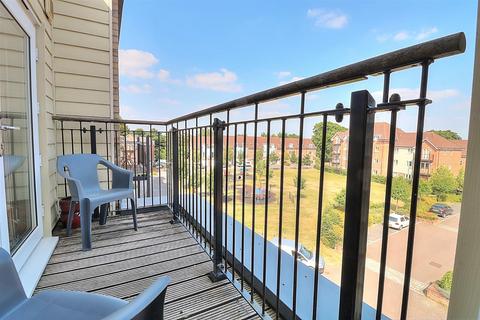 1 bedroom flat for sale, Hut Farm Place, Chandlers Ford, Hampshire