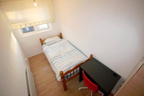 4 bedroom flat to rent, Canning Town, E16 4HS