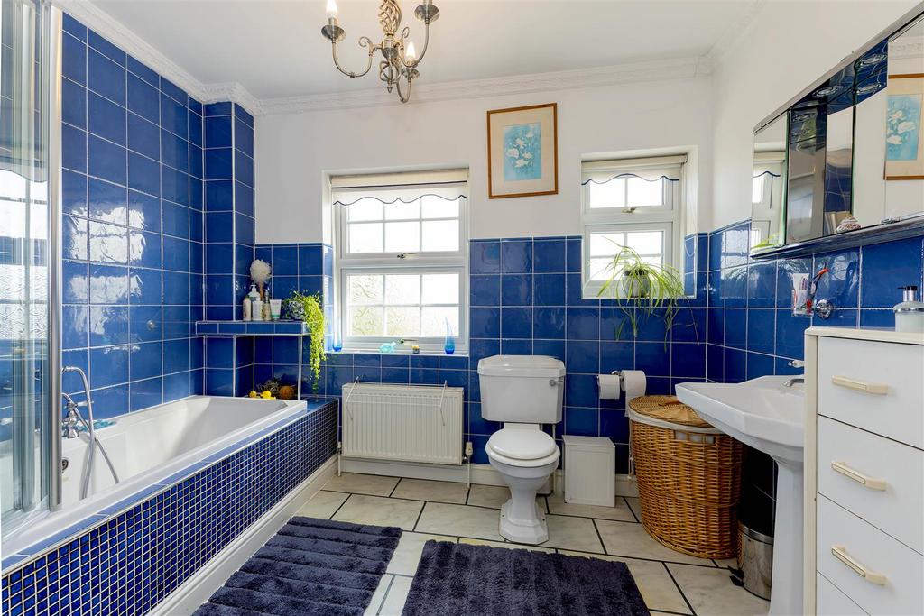 Family bathroom SAPL6680-CR3-20250222-Dx O Deep PRIM