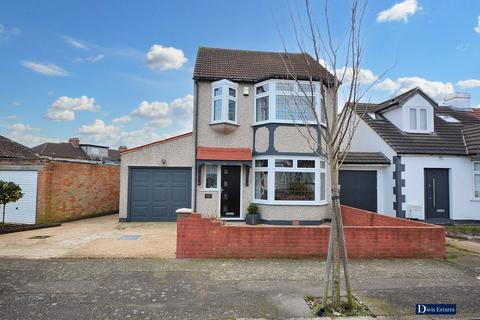 3 bedroom detached house for sale, Harwood Avenue, Hornchurch, RM11