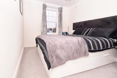 2 bedroom flat for sale, Wellington Crescent, Ramsgate, Kent, CT11
