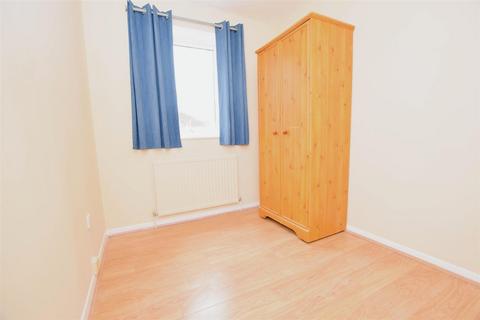 2 bedroom flat to rent, Larch Close, London